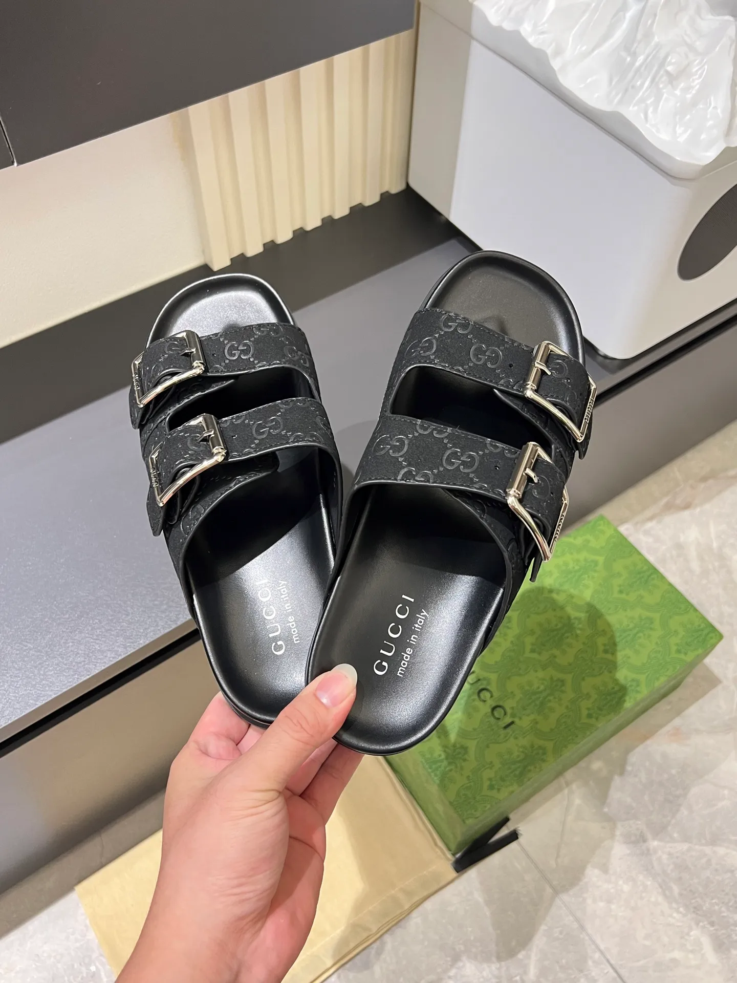 Men's Men's Shoes 💰p320 "GUCC＊" These slippers are made of GG polyester and feature a Gucci label on the front, adding a bold logo feel to the style. "Gucci Made in Italy" stamped label Rubber sole. Size 38-44